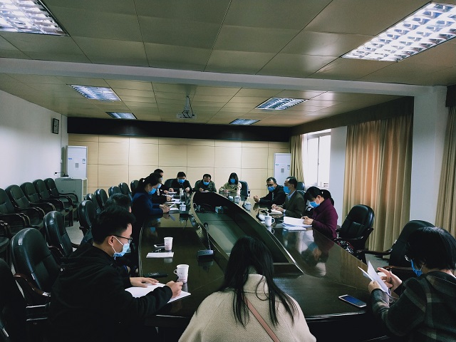 举办座谈会.jpg