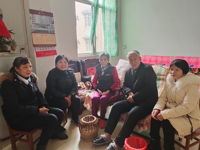 慰问老党员.jpg